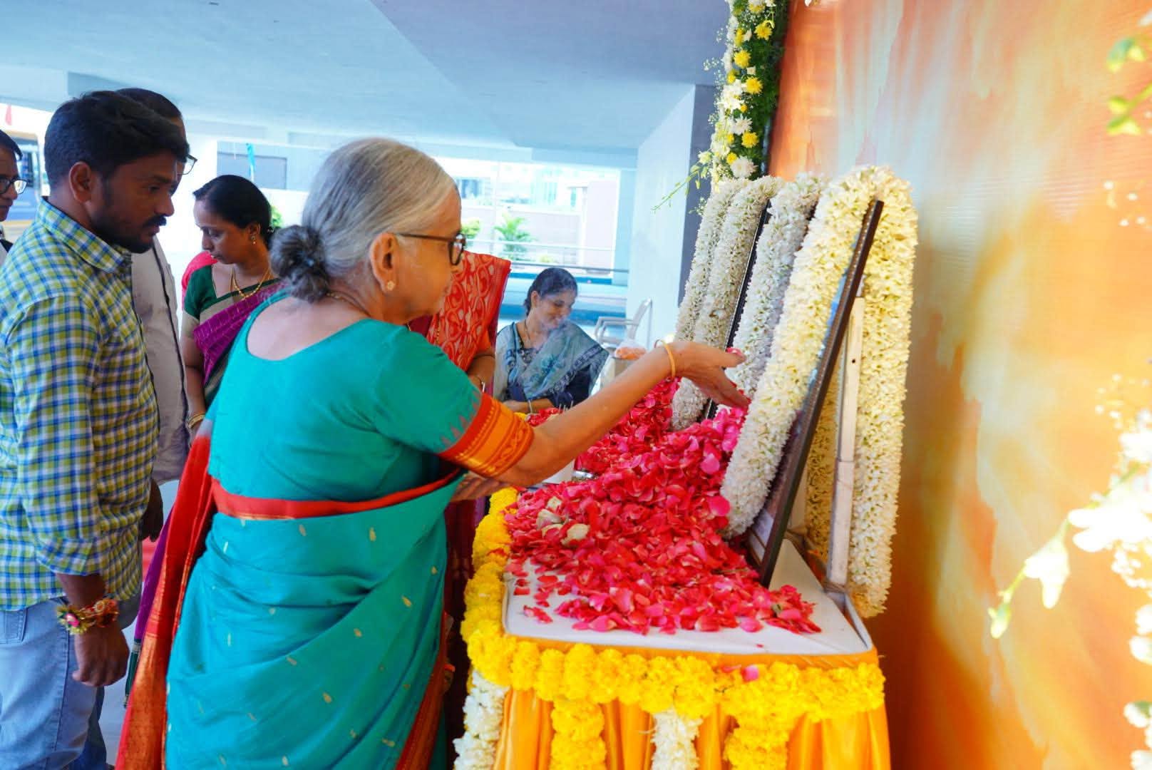 A Gathering in Memory of Mother on the Thirteenth Day!