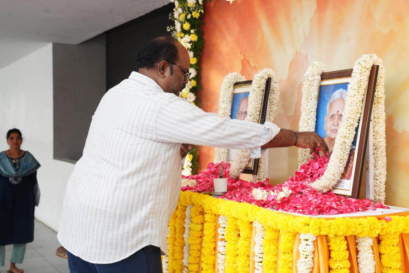 A Gathering in Memory of Mother on the Thirteenth Day!