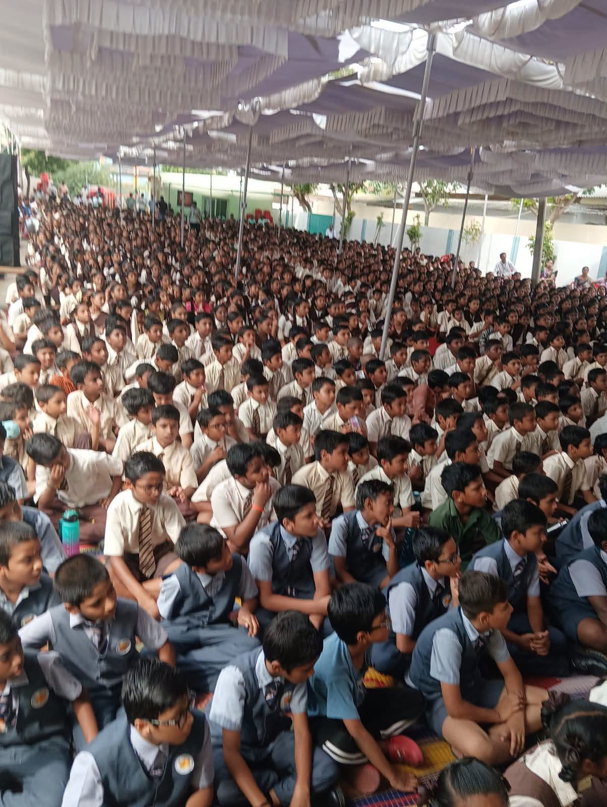 Balamitra -77 Geethanjali, Vinukonda 2000 children, more than 150 teachers One - three hours !