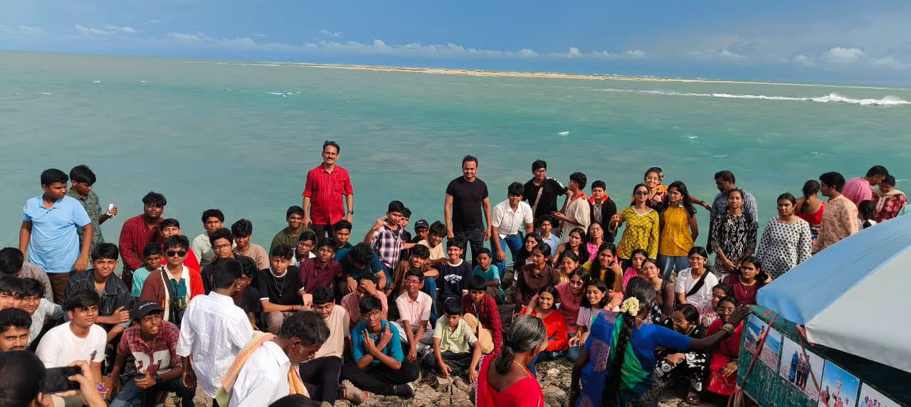 Amarnath Vasireddy with children in Dhanushkodi.