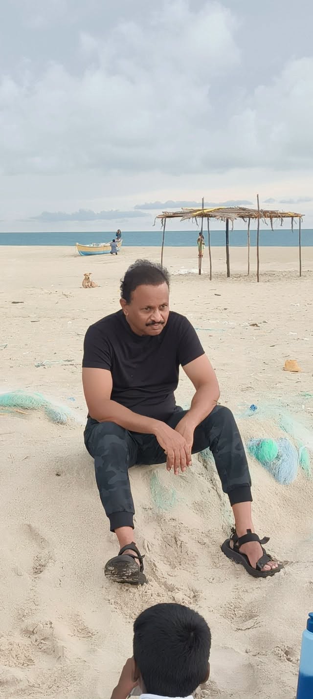 Amarnath Vasireddy with children in Dhanushkodi.
