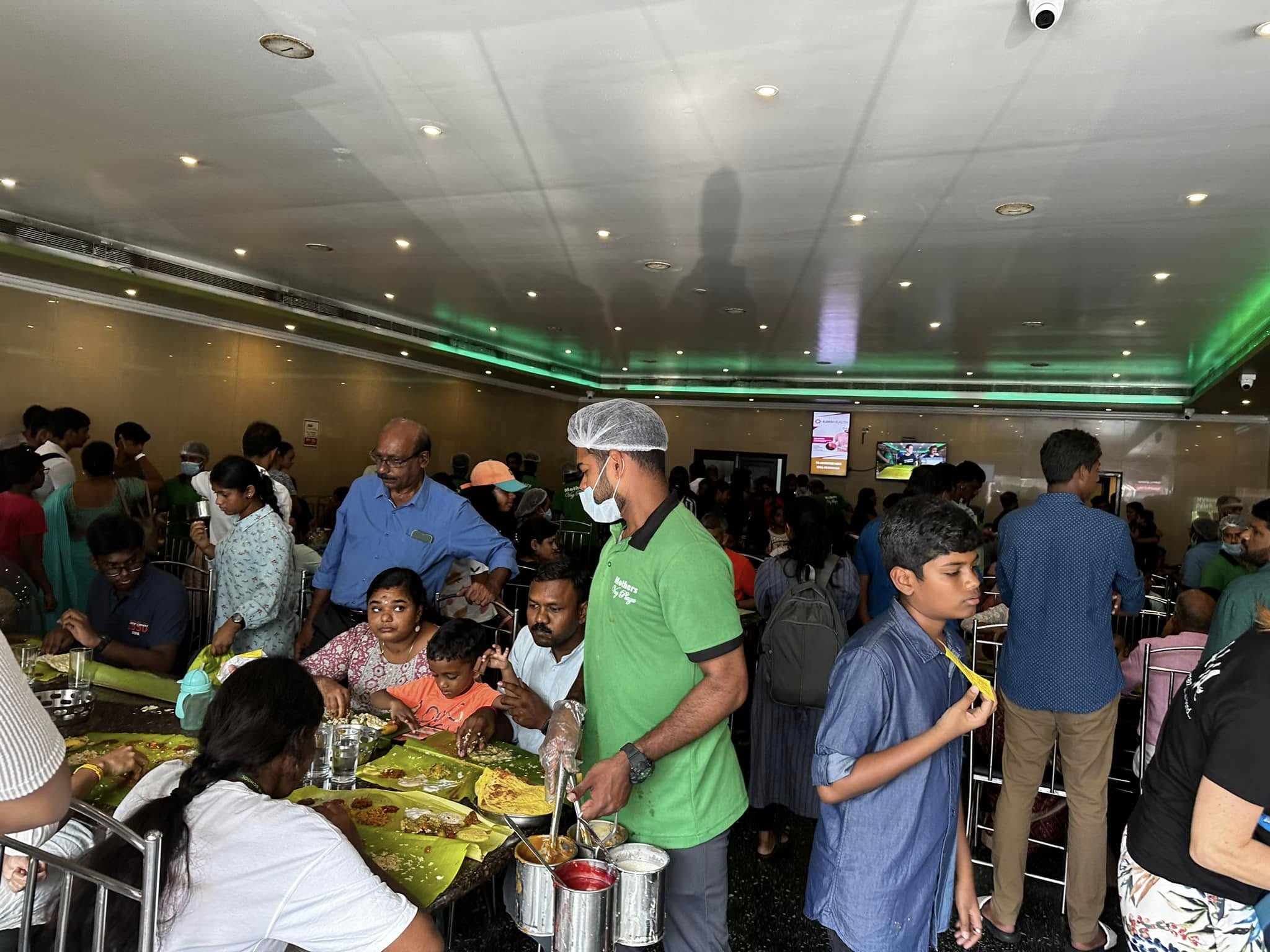A vegetarian thali�a meal with 14 varieties served on a banana leaf, including five types of sweets! The taste was absolutely incredible. It was so crowded that there wasn't even a seat available. (Thiruvananthapuram)